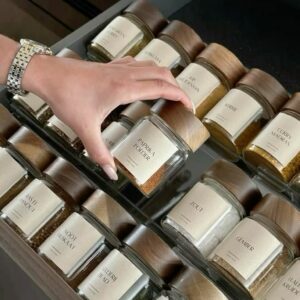 bouteilles en verre et bois